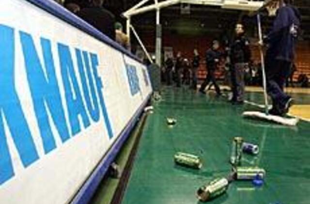 Amžinų priešininkų dvikova baigėsi skardinių kruša 