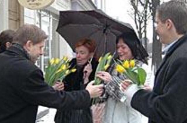 Vietoje tulpių ir gvazdikų moterys reikalauja lygybės 