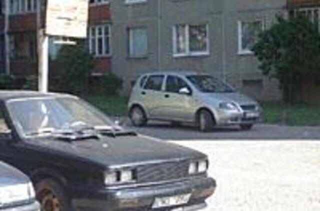 Atnaujinti aikšteles trukdo automobiliai