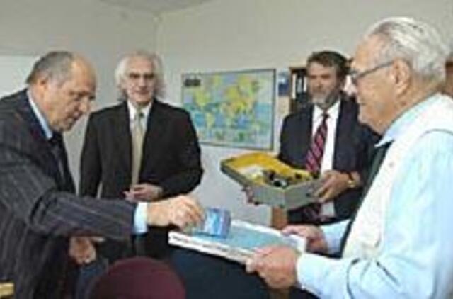 "Kapitono Kaminsko" antspaudas - brolio rankose 