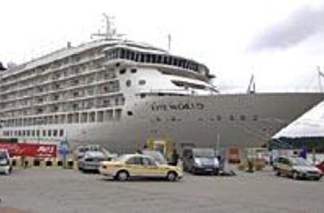 Į Klaipėdą atklydo plaukiojantis daugiabutis 