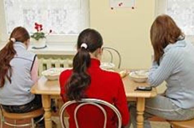 Našlaičių kelias į naujus namus taps ilgesnis 