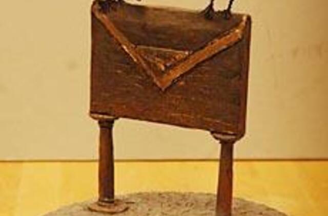 Senamiesčio problemas spręs pašto skulptūra 