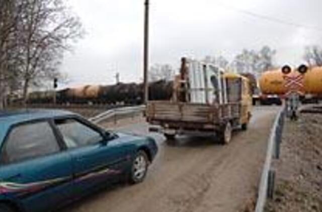 Kelią užtvėrė pervažoje palikti vagonai 