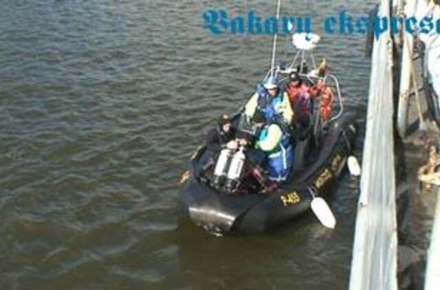 Muitininkai čiupinėja karo laivus 