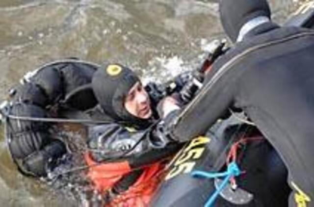 Kontrabandininkai verčia muitininkus lįsti po vandeniu 