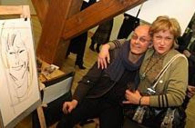 Moteris - pakylėta, plevenanti ir juodvarniu kranksinti 