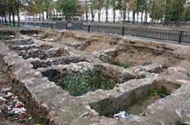 Politikai sunkiai lipa iš duobės miesto centre 