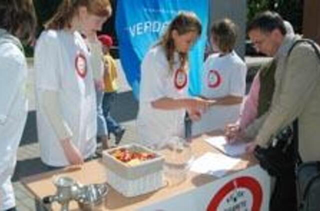 Moksleiviai cigaretes keitė į saldainius