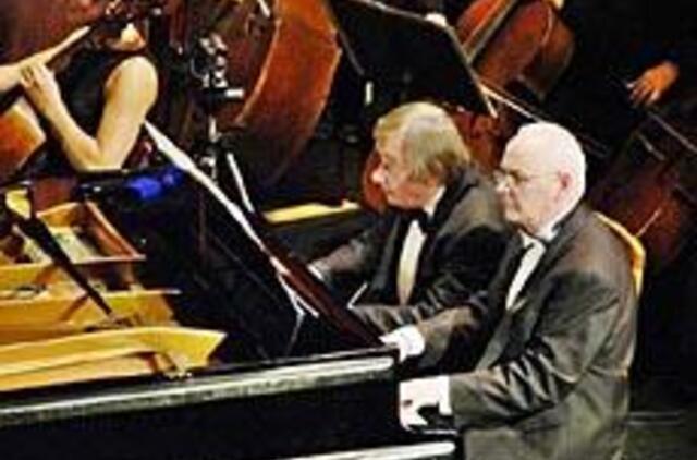 Muzikuojantis keltas išplaukia su humoru