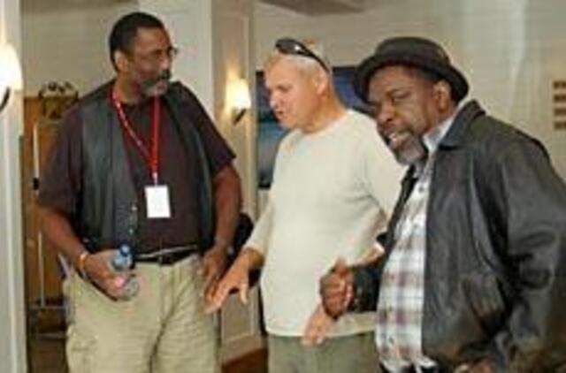 Bliuzmenams vietoje cigaretės pasiūlė merginas