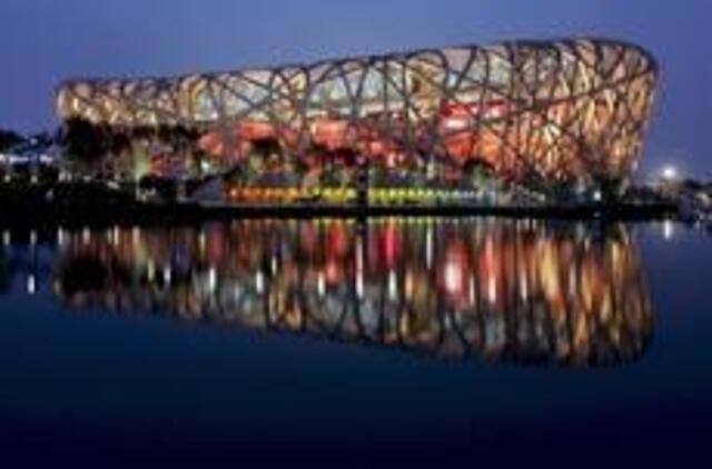 Dėl prasto matomumo sunku įžiūrėti Pekino stadioną