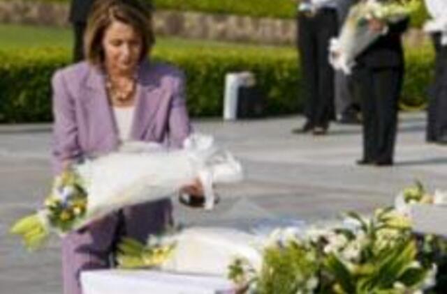 N. Pelosi padėjo gėlių prie paminklo Hirosimos aukoms
