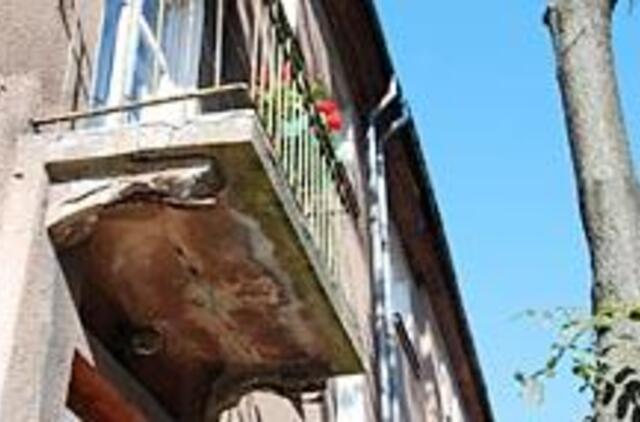 Grėsmė praeiviams - trupantys balkonai