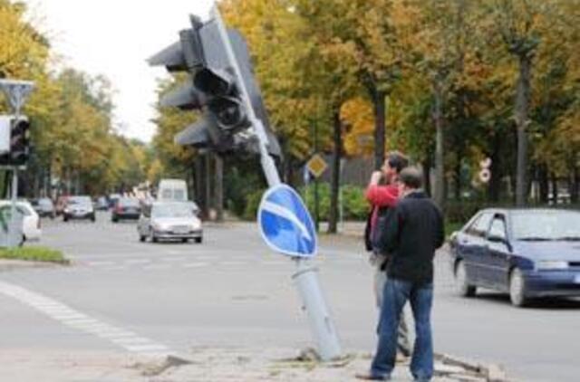 Šviesoforas švietė į dangų