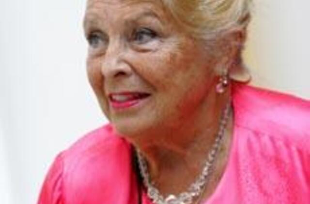 Mirė žinoma Latvijos aktorė V. Artmanė