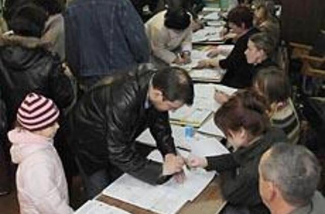 Rinkimų organizatoriai neria į krūmus