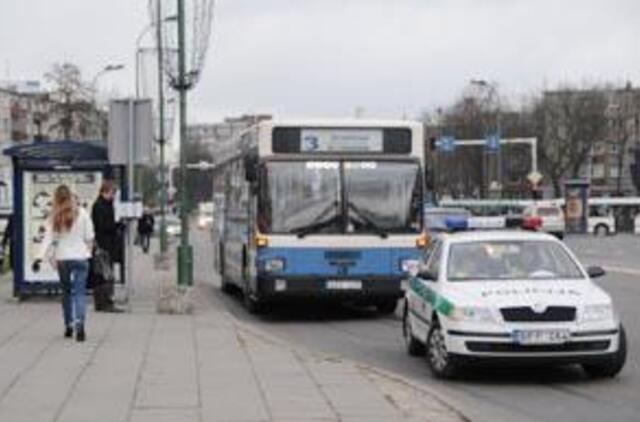 Prie autobuso vairo - išgėręs