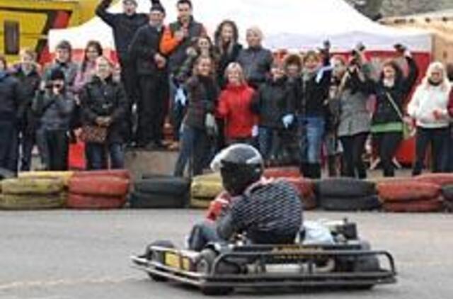 Studentai "cementavosi" kartingų lenktynėse