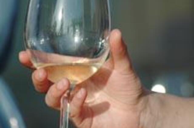 Alkoholio įsigyti galėsime tik nuo 8 iki 22 valandos, jis brangsta