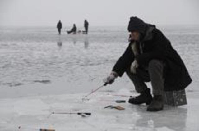 Žvejai ant marių ledo liko it slieką kandę