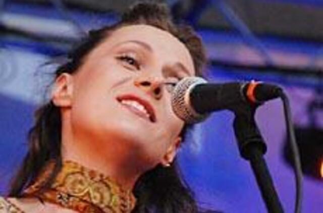 Iš vandens išnirusi "Skylė" kuria patriotines dainas