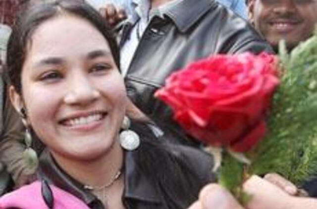 Tyrimas: bučiniai svarbiau nei raudonos rožės