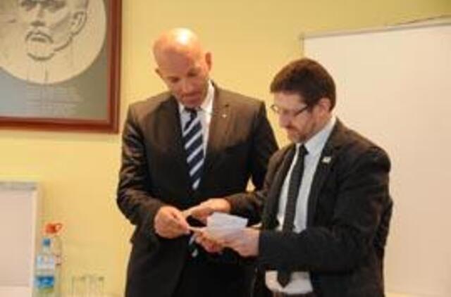 Valdininkai aiškinosi medikams 