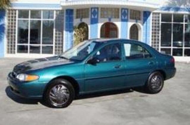 Maniakas nusitaikė į žalios spalvos "Ford Escort"