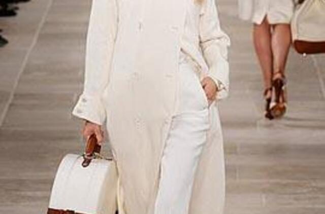 Pavasariniai paltai: balti, beformiai, plastikiniai