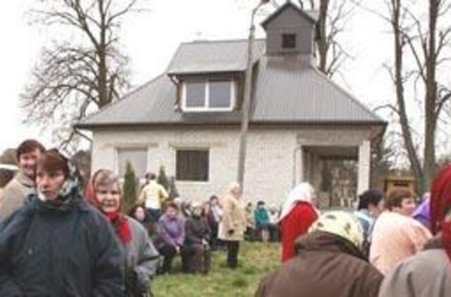 Valdininkų buldozeris atsisuko į parapijiečių pastatytą varpinę