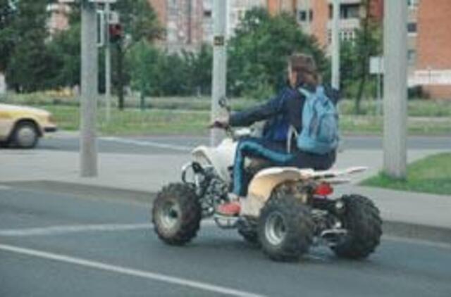 Penkiolikmečiai gali įgyti teisę vairuoti mopedus ir lengvuosius keturračius motociklus