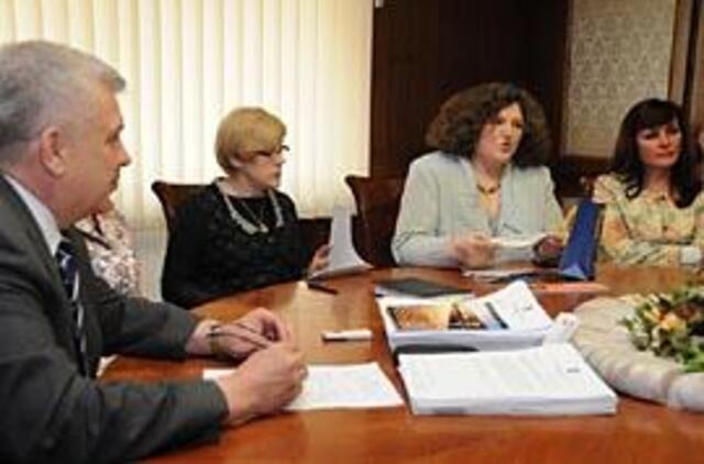 Žaidimas dėl teatro tęsiasi