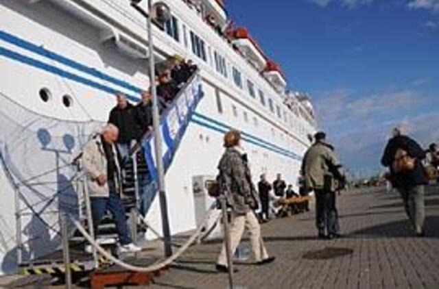 Turistus linksminantis folkloras "sulyso"