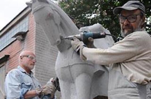 Tūkstantmečio paminklo žirgas laukia raitelio