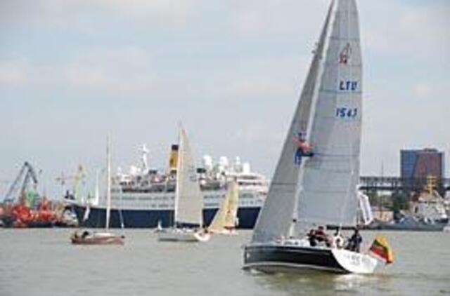 Buriuotojai paparčio žiedo ieškojo mariose