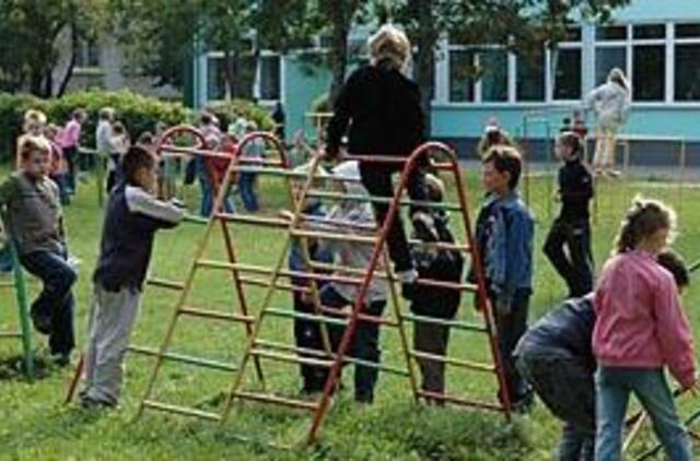 Valdininkai švietimiečius apibėrė pažadais