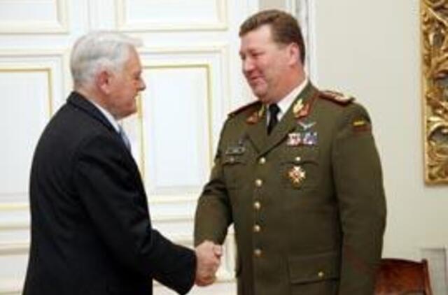 V. Adamkus atsisveikino su kadencija baigiančiu Lietuvos kariuomenės vadu