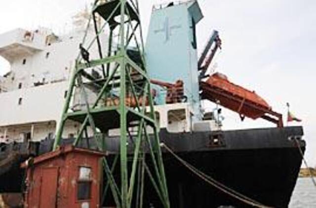 Lietuvos vėliava pasaulinio laivyno fone 