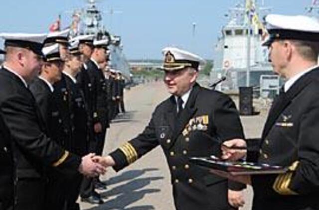 Šventės proga karininkams įteikti kardai