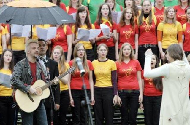 Atidengtas granitinis "Vienybės medis" - paminklas šimtui asmenybių