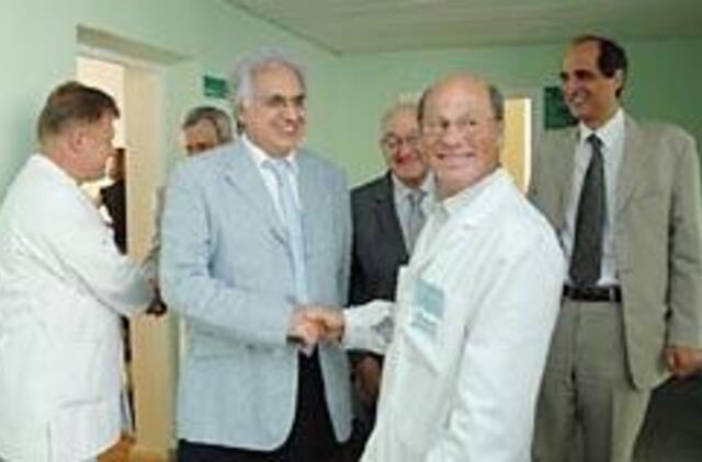 Kovoje su kurtumu - žymiausių ausų chirurgų pagalba