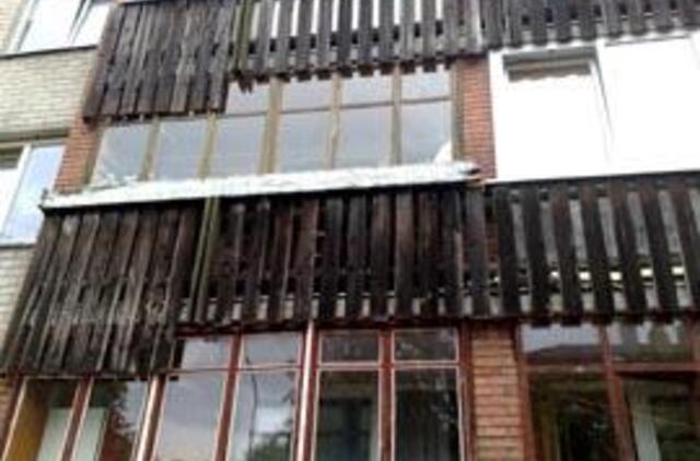 Balkonai toliau sensta ir yra