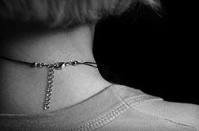 Akiplėšiškas apiplėšimas vidury baltos dienos: senjorė liko be auksinės grandinėlės ant kaklo 