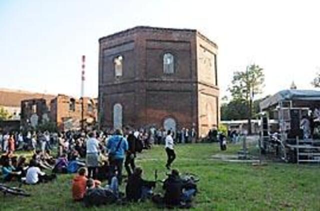 Dujų fabriką reanimavo garsais ir šviesa