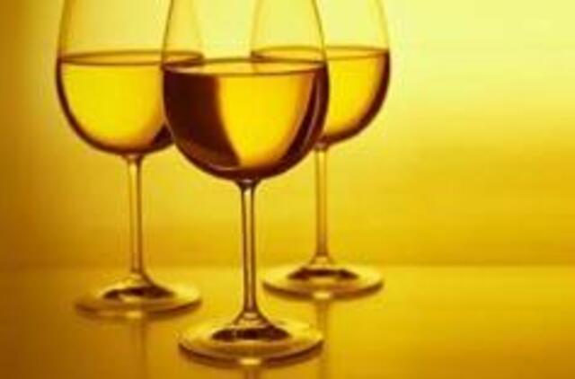 Baltasis vynas kenkia dantims labiau nei raudonasis
