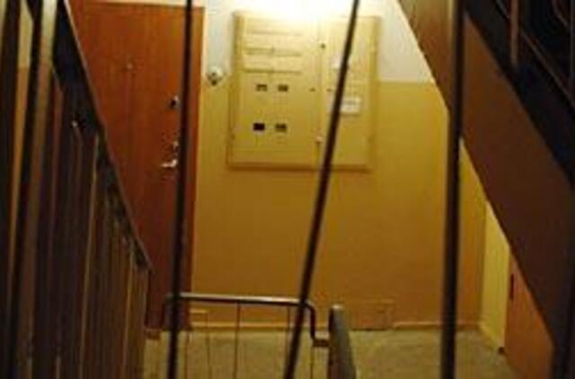 Laiptinėse tūno pensininkių baubas