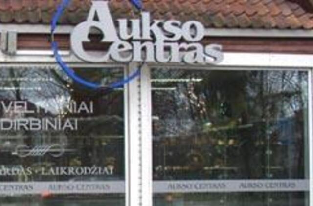 Sulaikytas trečiasis juvelyrinę parduotuvę plėšęs įtariamasis