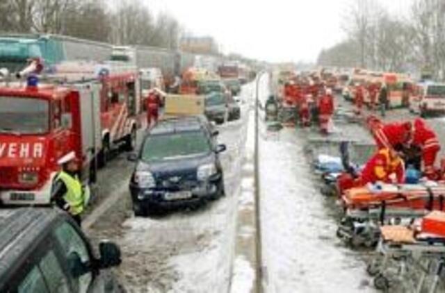 Vokietijos greitkelyje susidūrė 50 automobilių