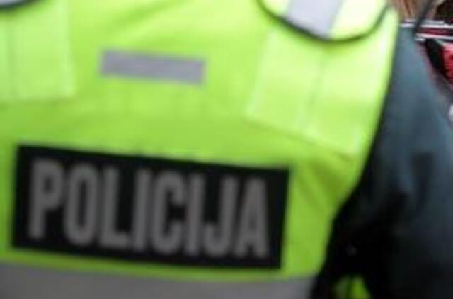 Neblaivūs jaunuoliai kėsinosi išdraskyti policininkui akis